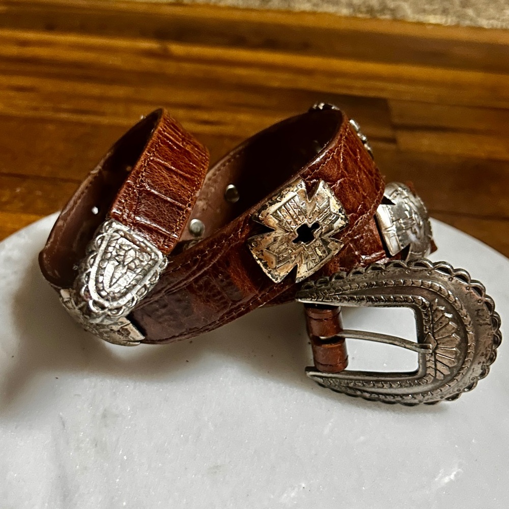 Navasota ~ Women’s Medium ~ Brown Leather Belt W/ 6 Cross Shape Conchos Belt